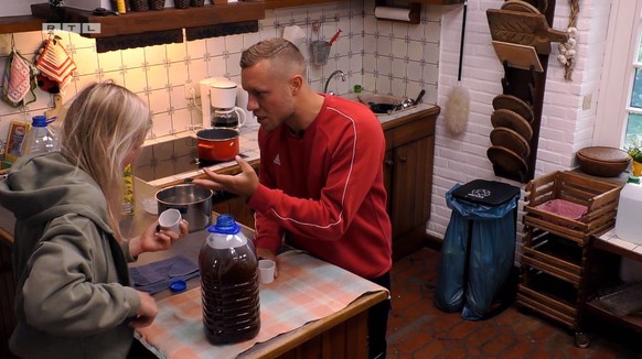 Patrick weist Antonia uncharmant auf die staubige Tasse hin.