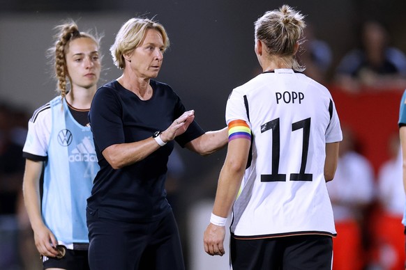 POPP Alexandra Team Deutschland mit Bundestrainerin VOSS TECKLENBURG Martina DFB Frauen Fussball Laenderspiel Spiel Deutschland -Sambia 2 : 3 am 07.07. 2023 in Fuerth DFL REGULATIONS PROHIBIT ANY USE  ...