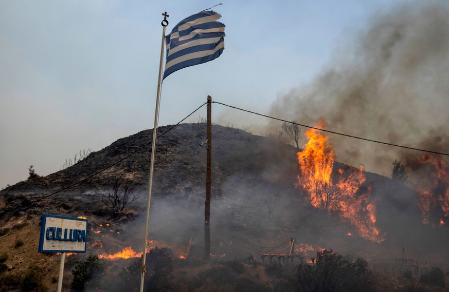 ARCHIV - 24.07.2023, Griechenland, Rhodos: Flammen lodern auf einen Hügel. Die Bilder der Brände auf Rhodos im vergangenen Jahr gingen um die Welt. (zu dpa: «Zivilschutz warnt vor hoher Waldbrandgefah ...