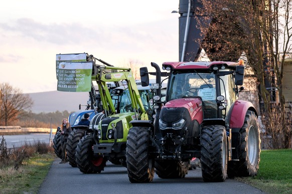 Gambach Bauernprotest, Landwirte demonstrieren mit ihren Traktoren an der A5 Richtung Frankfurt, 05.01.2024. Bauernprotest, Landwirte demonstrieren mit ihren Traktoren an der A5 Richtung Frankfurt, 05 ...