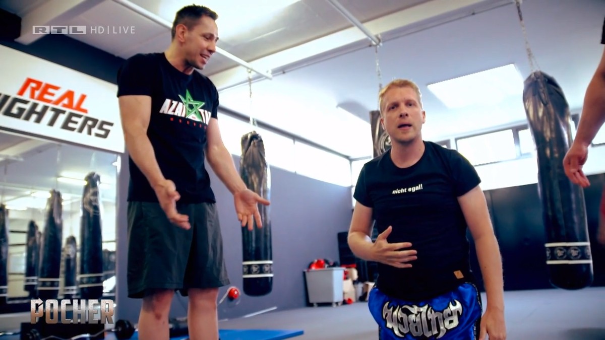 Oliver Pocher (r.) beschwert sich, dass Felix Sturm (l.) ihm ständig in den Bauch tritt.
