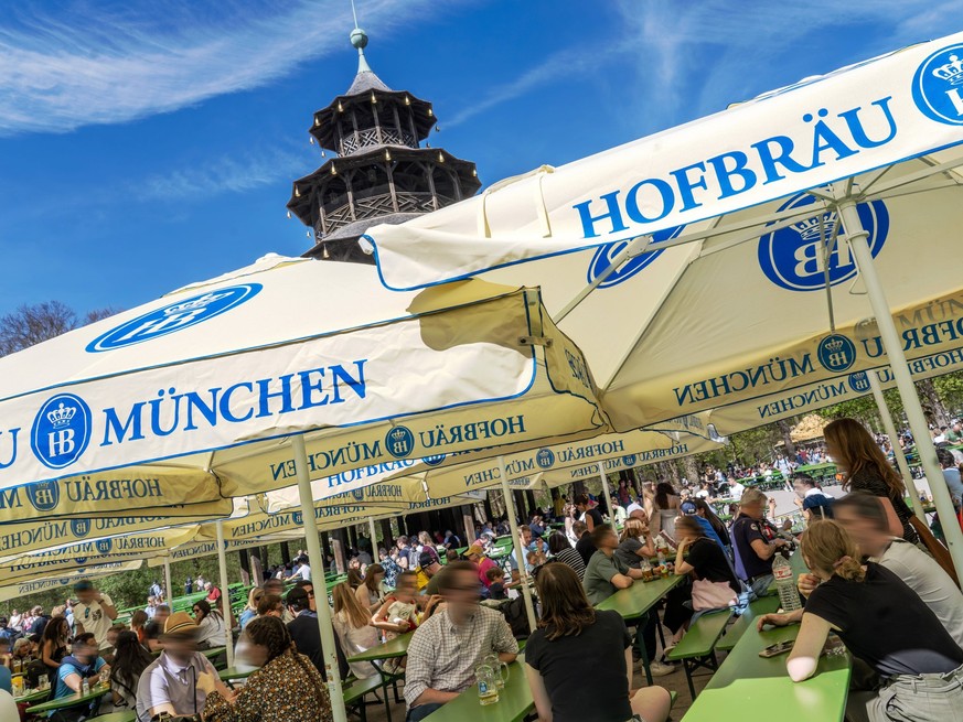 Biergarten am Chinesischen Turm, Rekordtemperaturen bis 27 Grad, Wochenende, München, April 2024 Deutschland, München, April 2024 Biergarten am Chinesischen Turm, Sommerwetter im Frühling, Rekordtempe ...