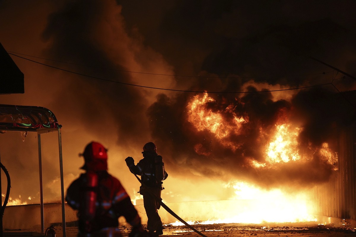 dpatopbilder - 21.03.2025, Südkorea, Uiseong: Feuerwehrleute löschen ein Feuer in einem Fabrikgebäude, das von einem Flächenbrand in Uiseong, Südkorea, erfasst wurde. Foto: Yoon Gwan-shick/Yonhap/AP/d ...
