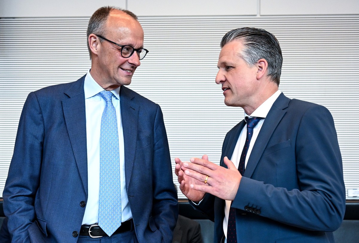 ARCHIV - 14.05.2024, Berlin: Friedrich Merz (l), CDU-Bundesvorsitzender und Fraktionsvorsitzender der CDU/CSU-Fraktion im Bundestag, und Thorsten Frei, Parlamentarischer Gesch