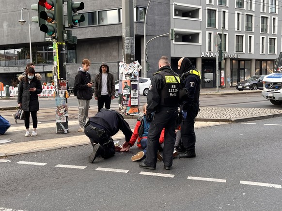 Die Polizei schritt ein und bugsierte die Aktivist:innen von der Straße.