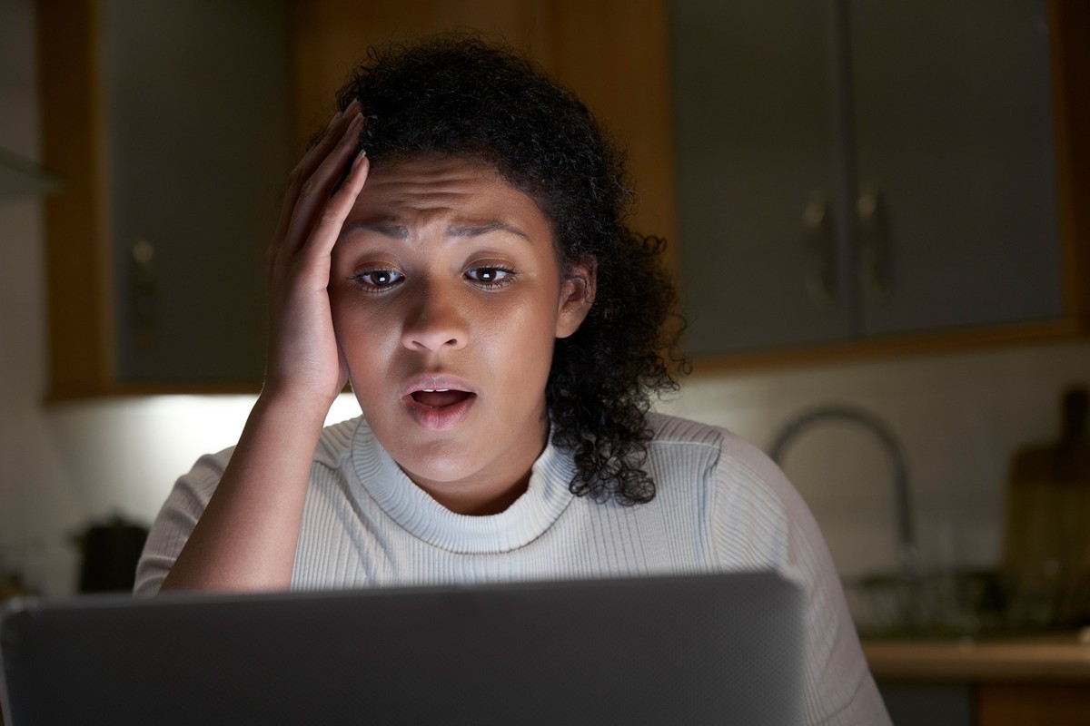 Unhappy Woman At Home With Computer Being Bullied Online On Social Media ,model released, Symbolfoto *** ungluecklicher Frau im Heimat mit computergestützten rüber drangsaliert Onlinerechnung am sozia ...