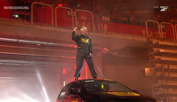 Sebastian Pufpaffs spektakulärer Einzug in die Arena.