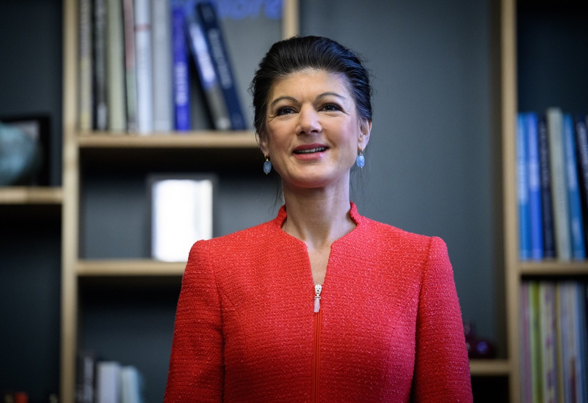 08.01.2024, Berlin: Sahra Wagenknecht steht beim Gr�ndungsakt der Partei &quot;B�ndnis Sahra Wagenknecht - f�r Vernunft und Gerechtigkeit&quot; (BSW) in einem Berliner Hotel. Das &quot;B�ndnis Sahra W ...