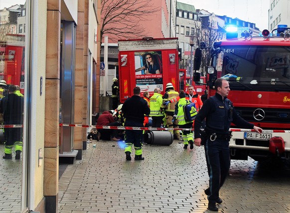 dpatopbilder - 29.12.2023, Bayern, Passau: Einsatzkräfte von Feuerwehr und Rettungsdienst stehen in der Innenstadt am Einsatzort. Ein Lastwagen ist in der Passauer Innenstadt in eine Fußgängergruppe g ...
