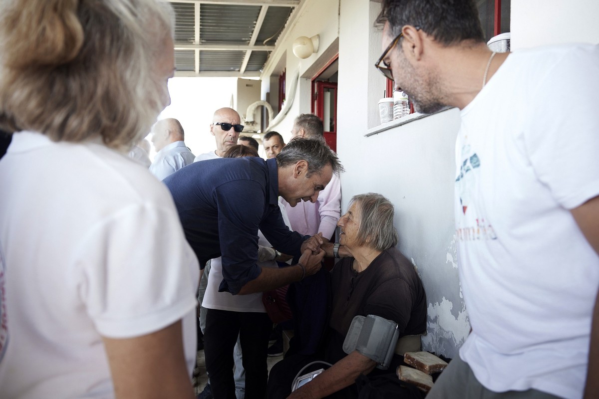 HANDOUT - 08.09.2023, Griechenland, Karditsa: Auf diesem vom Büro des griechischen Premierministers zur Verfügung gestellten Foto spricht Kyriakos Mitsotakis (M), Premierminister von Griechenland, mit ...