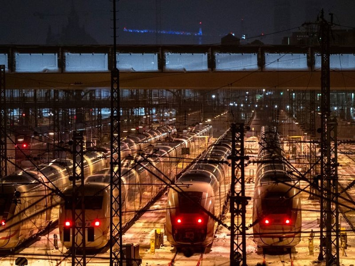 dpatopbilder - 10.01.2024, Bayern, München: ICE Schnellzüge stehen während eines Bahnstreiks auf Abstellgleisen vor dem Hauptbahnhof. Die Gewerkschaft Deutscher Lokomotivführer (GDL) hat ab Mitte der  ...