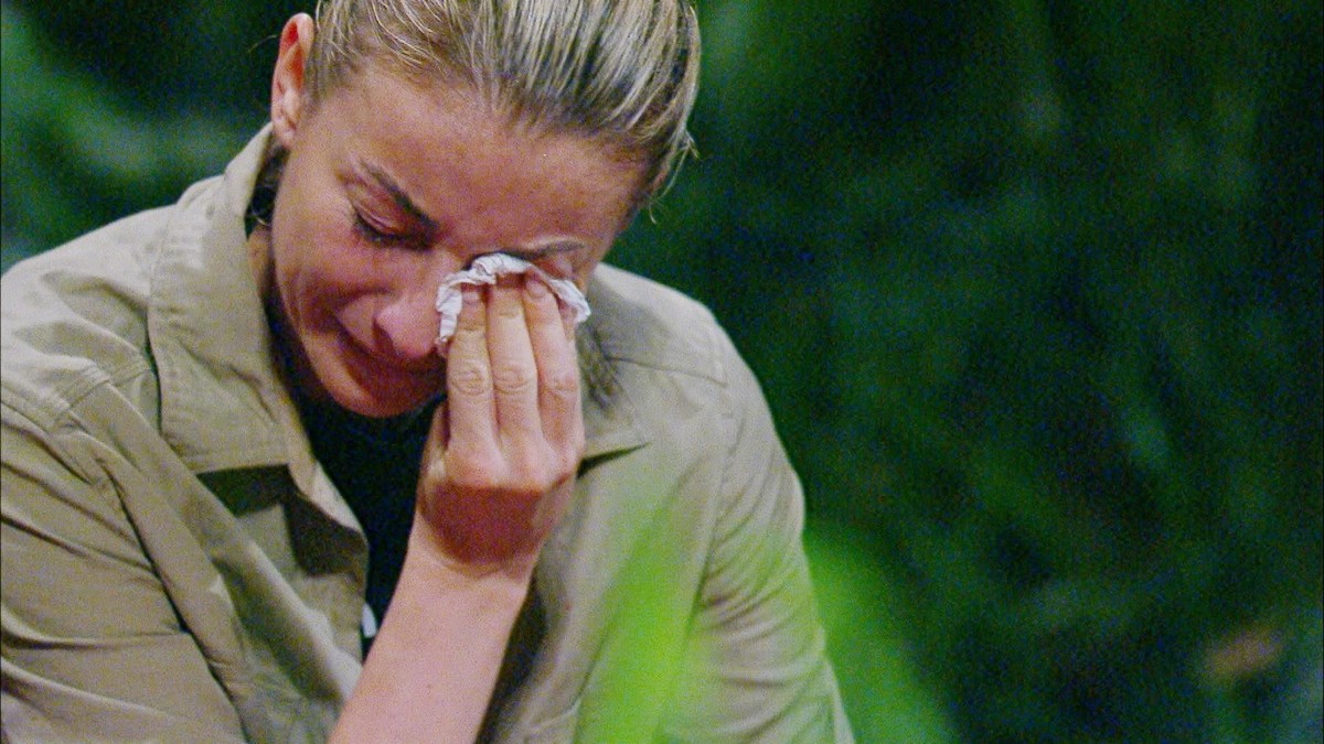 Beseelt, mit Glücktsränen im Gesicht sitzen Anna-Carina Woitschack und die anderen nach den Briefen im Camp.

+++ Die Verwendung des sendungsbezogenen Materials ist nur mit dem Hinweis und Verlinkung  ...