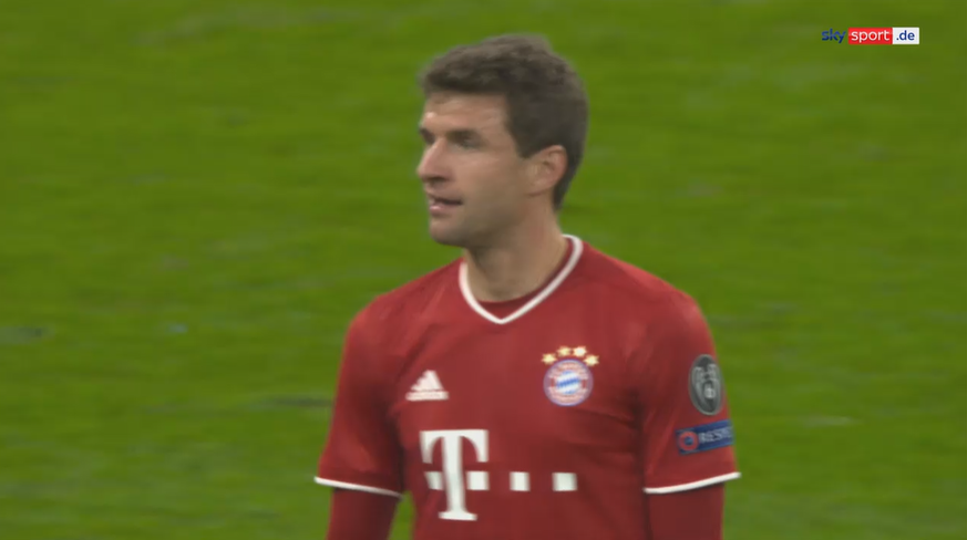 Beim Champions-League-Spiel des FC Bayern gegen Atletico Madrid am Mittwoch fingen die Außenmikrofone eine empörte Reaktion von Thomas Müller auf eine harte gelbe Karte ein.