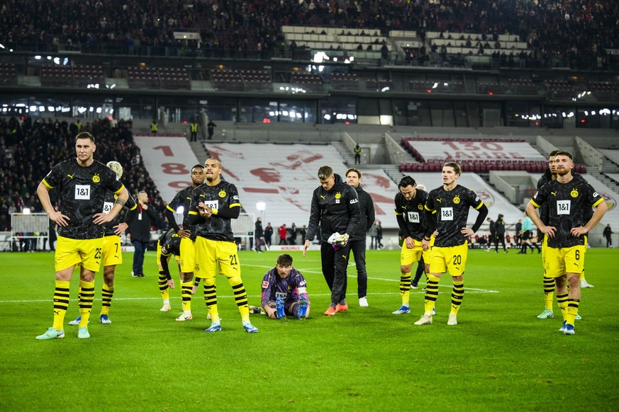 11.11.2023, Baden-Württemberg, Stuttgart: Fußball: Bundesliga, VfB Stuttgart - Borussia Dortmund, 11. Spieltag, MHPArena. Dortmunds Niklas Süle (l-r), Dortmunds Gio Reyna, Dortmunds Donyell Malen, Dor ...