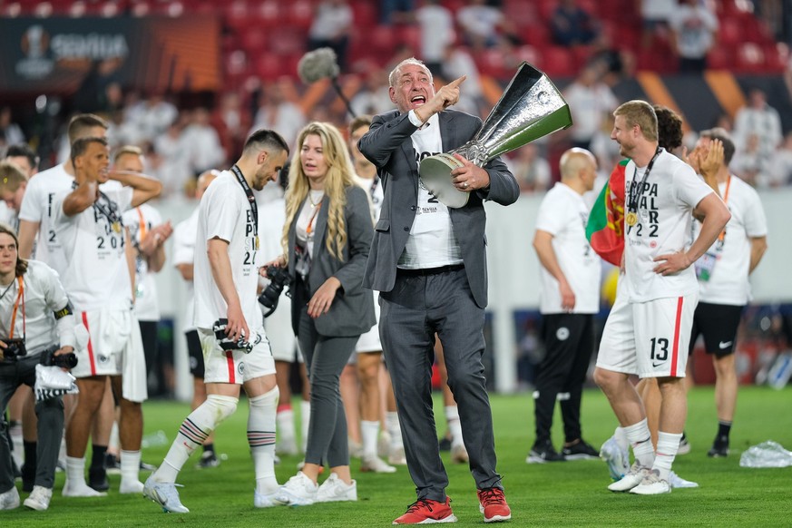 Peter Fischer mit dem Europa-Pokal in den Händen.