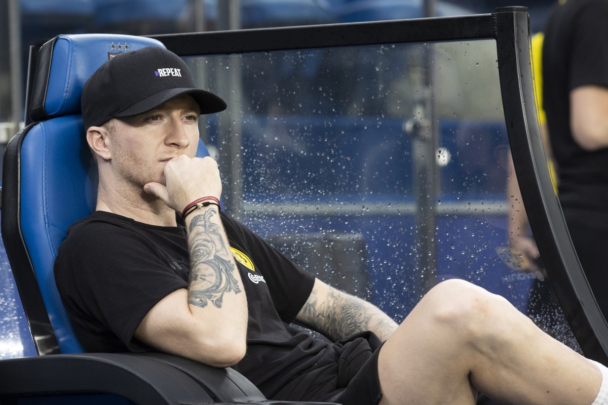 28.11.2022, Malaysia, Johor: Fußball: Bundesliga, Asienreise von Borussia Dortmund, Testspiel Johor Southern Tigers - Borussia Dortmund. Borussia Dortmunds Marco Reus sitzt auf der Bank. Foto: Marco S ...