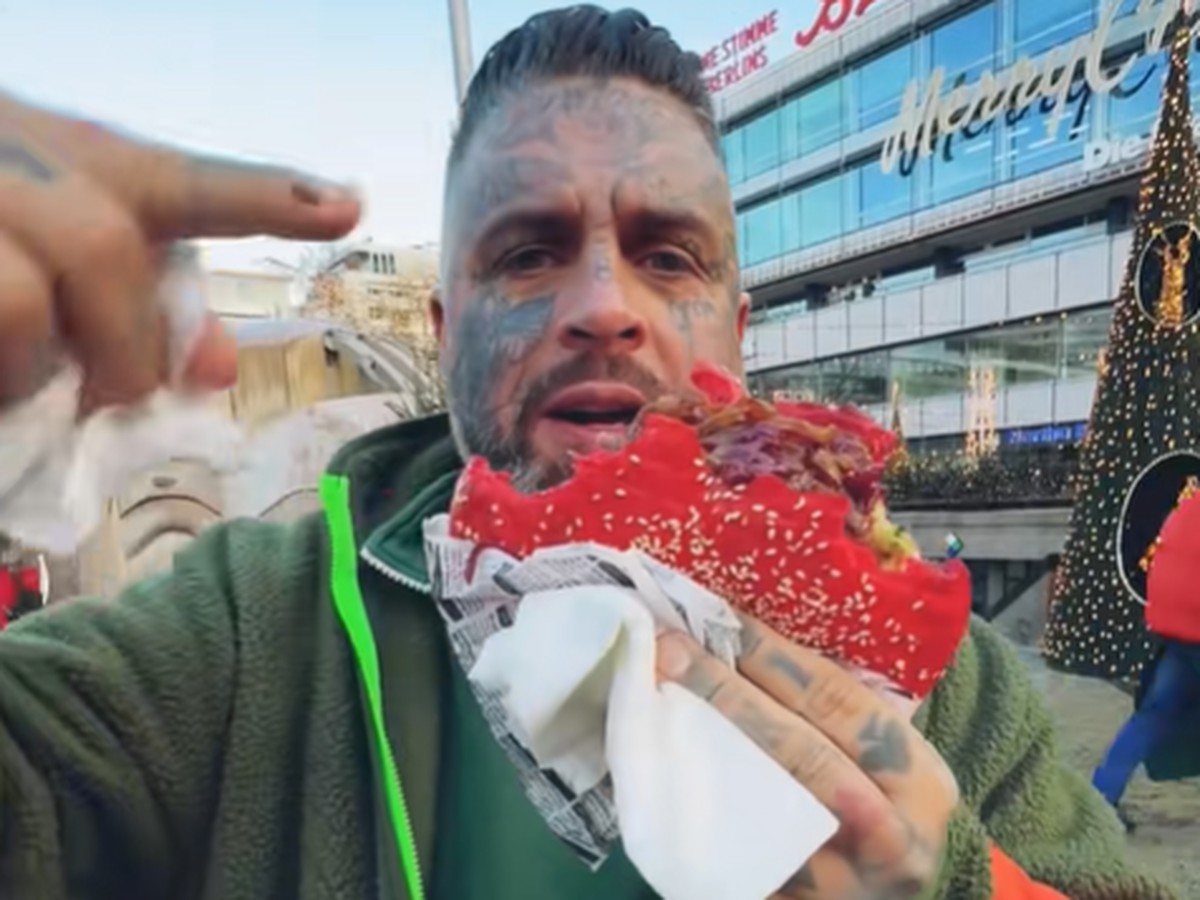 Sieht ... lecker aus? Der neue Weihnachts-Döner in Berlin.