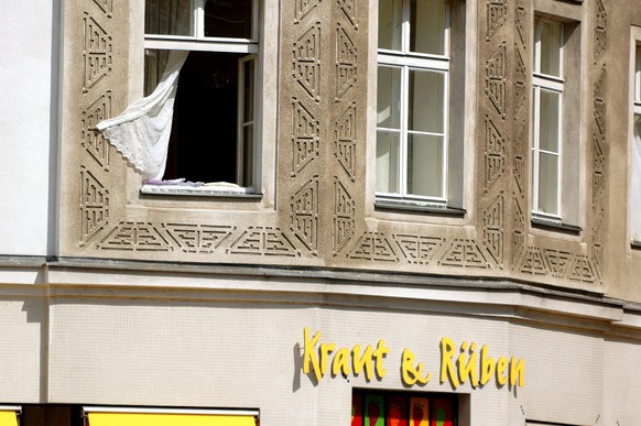 Bildnummer: 50805119 Datum: 14.05.2005 Copyright: imago/Steinach
Offene Fenster einer Wohnung über dem Naturkostladen KRAUT &amp; RÜBEN am Heinrichplatz in Berlin-Kreuzberg, Gebäude, außen, Außenansic ...