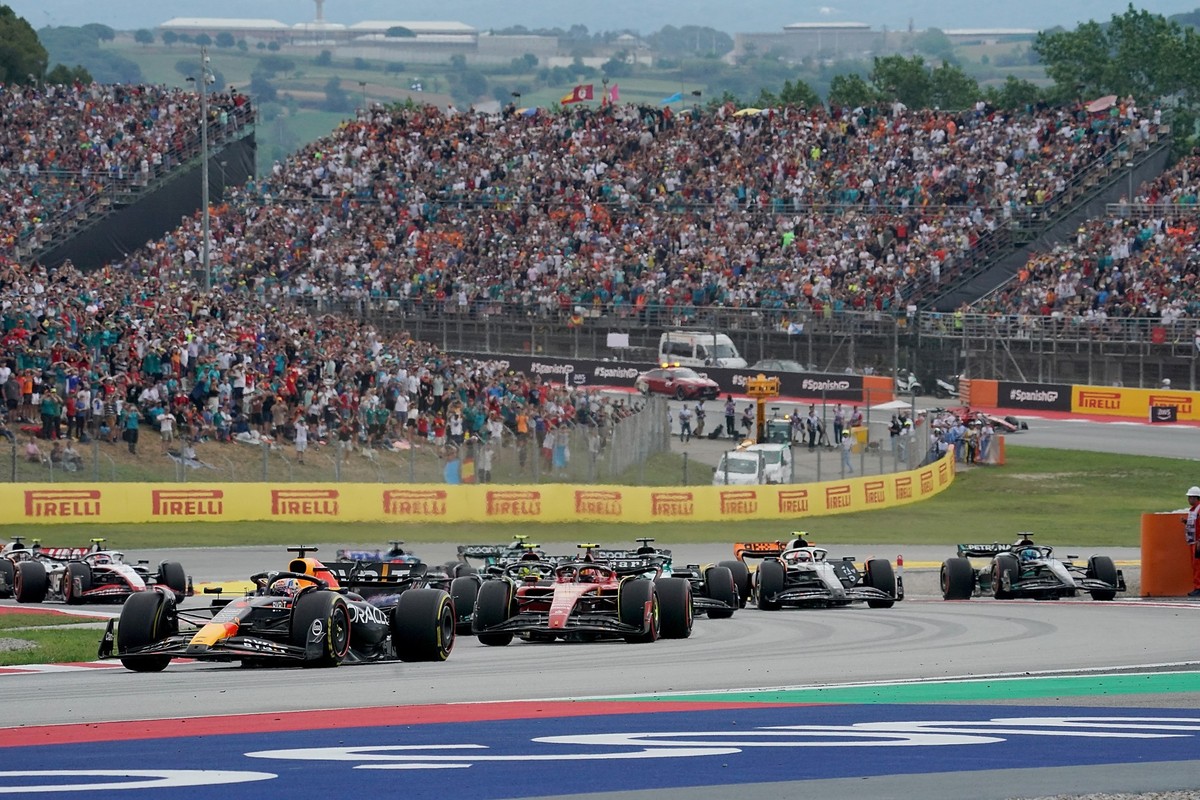 ARCHIV - 04.06.2023, Spanien, Barcelona: Motorsport: Formel-1-Weltmeisterschaft, Grand Prix von Spanien, Rennen, Rennstart: Max Verstappen aus den Niederlanden vom Team Oracle Red Bull, Carlos Sainz a ...