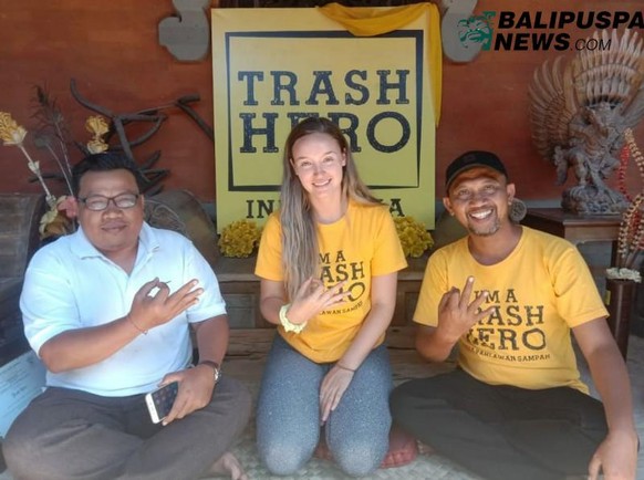 Wayan Aksara (rechts) ist Mitglied bei "Trash Hero".