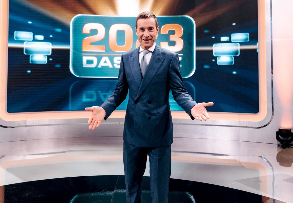 ARD/NDR DAS QUIZ 2023, &quot;Der Jahresrückblick zum Mitraten und Mitspielen&quot;, am Samstag (30.12.23) um 20:15 Uhr im ERSTEN.
Kai Pflaume
© NDR/Marc Bremer/Malte Babion/somethingabout.media, honor ...