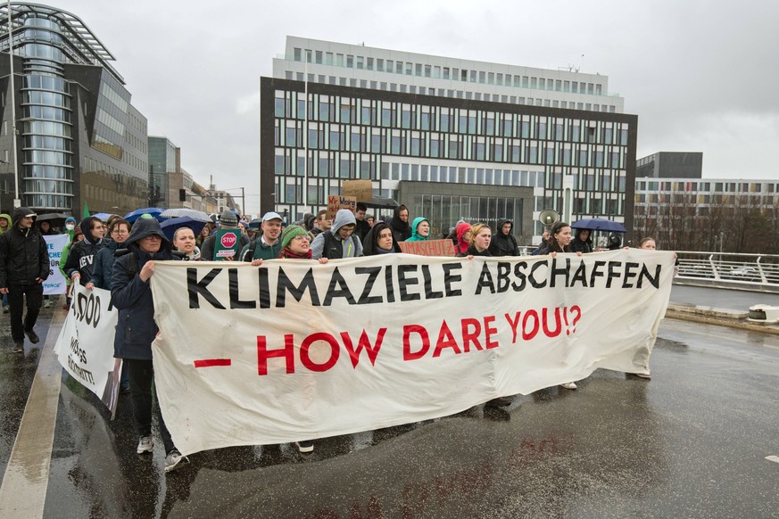 Berlin, Deutschland, DEU - Klima-Demonstration fuer den Ruecktritt von FDP-Verkehrsminister Volker Wissing 31.03.2023, Berlin, Deutschland, DEU - Klima-Demonstration fuer den Ruecktritt von FDP-Verkeh ...