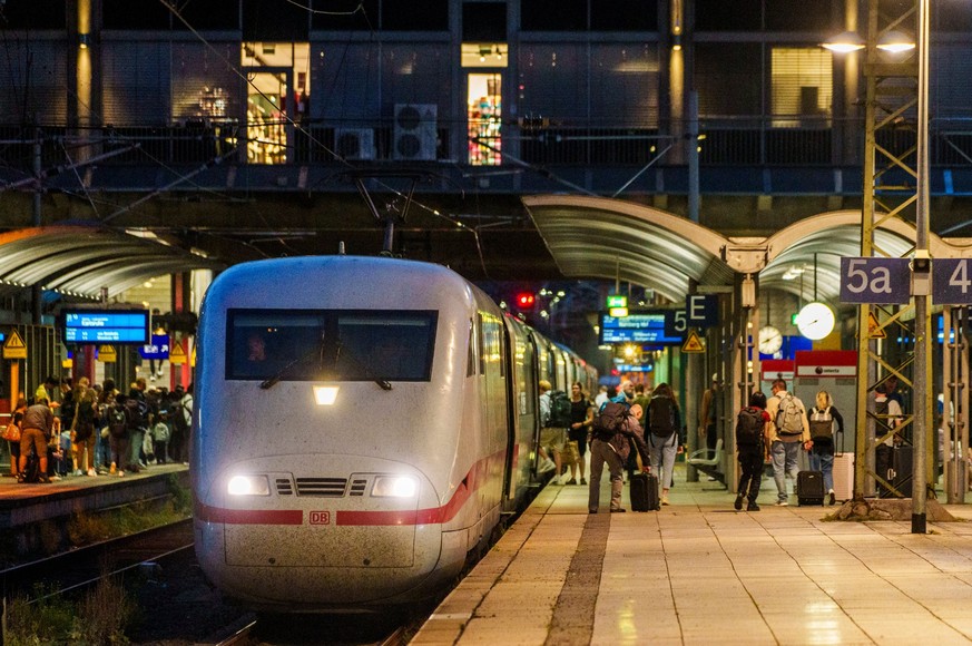 ARCHIV - 15.09.2023, Rheinland-Pfalz, Mainz: Ein ICE steht im Hauptbahnhof Mainz. Die Zuverl