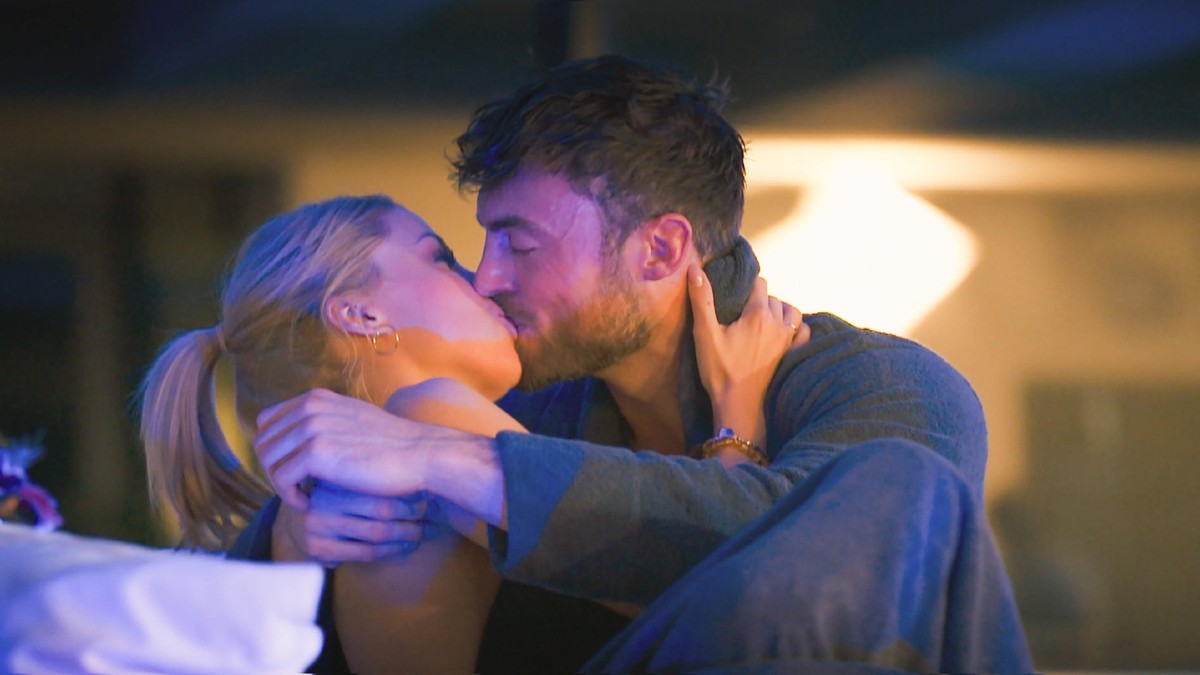Während Denise und Nikos romantischem Einzeldate kommt es zum ersten Kuss.
Die Verwendung des sendungsbezogenen Materials ist nur mit dem Hinweis und Verlinkung auf TVNOW gestattet.