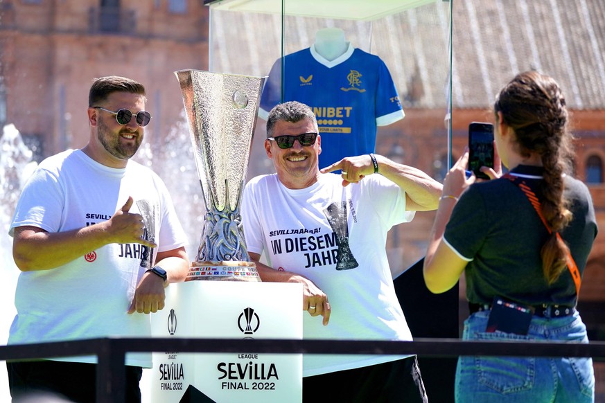 Frankfuter Fans posieren mit dem Europa-League-Pokal in der Innenstadt von Sevilla. 