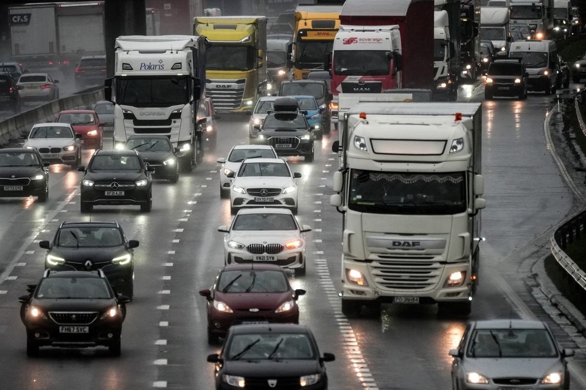 KNUTSFORD, UNITED KINGDOM - MARCH 28: Afternoon rush hour and bank holiday traffic begins to build up on M6 motorway through Cheshire on March 28, 2024 in Knutsford, United Kingdom. This year's E ...