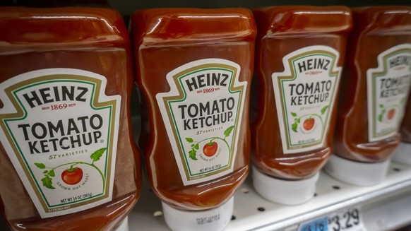 Kraft Heinz stock tanks after dividend reduction Bottles of Kraft Heinz ketchup on a supermarket shelf in New York on Friday, February 22, 2019. ( PUBLICATIONxNOTxINxUSAxUK RichardxB.xLevine