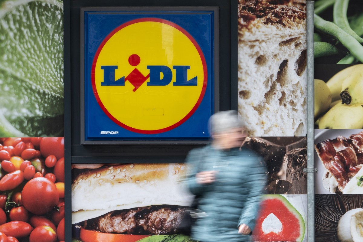 ARCHIV - 28.03.2024, Baden-Württemberg, Stuttgart: Eine Passantin geht an der Außenwerbung einer Lidl-Filiale vorbei. (zu dpa: «Rückruf bei Lidl - Bakterien in Wurst») Foto: Marijan Murat/dpa +++ dpa- ...