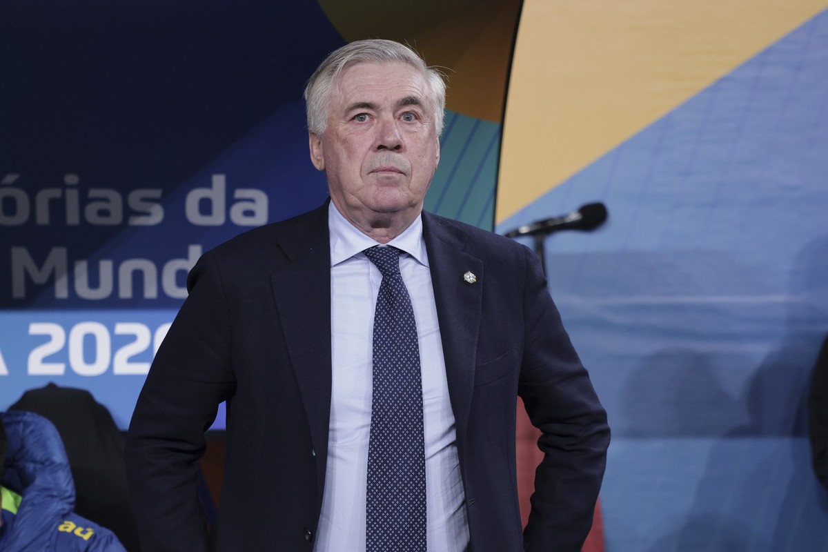 Brazil&#039;s coach Carlo Ancelotti looks on prior to a World Cup 2026 qualifying soccer match against Paraguay at Neo Quimica Arena in Sao Paulo, Tuesday, June 10, 2025. (AP Photo/Ettore Chiereguini)
