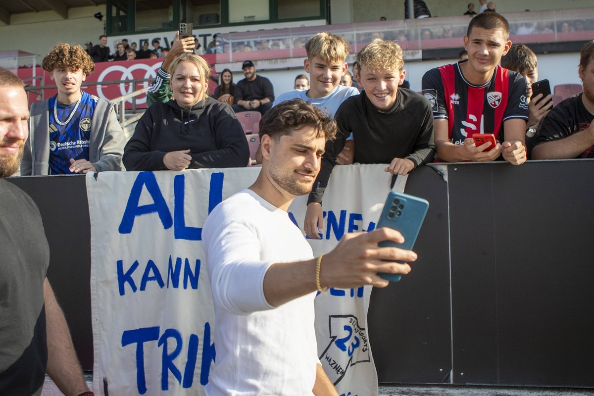 GER, Ingolstadt, Fu�ball, Freundschaftsspiel, FC Ingolstadt II vs. Delay Sports Berlin im Bild v.l.: Elias Nerlich Delay Sports Berlin 97, macht Selfie mit Fans 12.09.2025, ESV Stadion Ingolstadt DFB  ...
