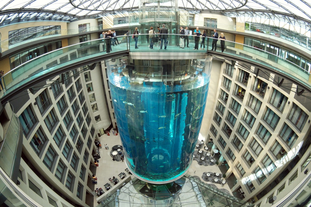 ARCHIV - 29.07.2015, Berlin: Blick auf den AquaDom im Sea Life, das gr