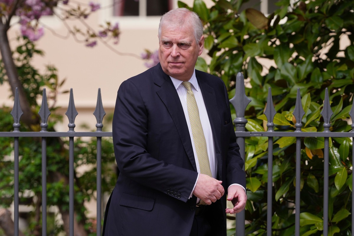 ARCHIV - 20.04.2025, Großbritannien, Windsor: Prinz Andrew schaut sich um, als er nach der Teilnahme am Oster-Gottesdienst die St. George&#039;s Chapel auf Schloss Windsor verlässt. (zu dpa: «Prinz An ...