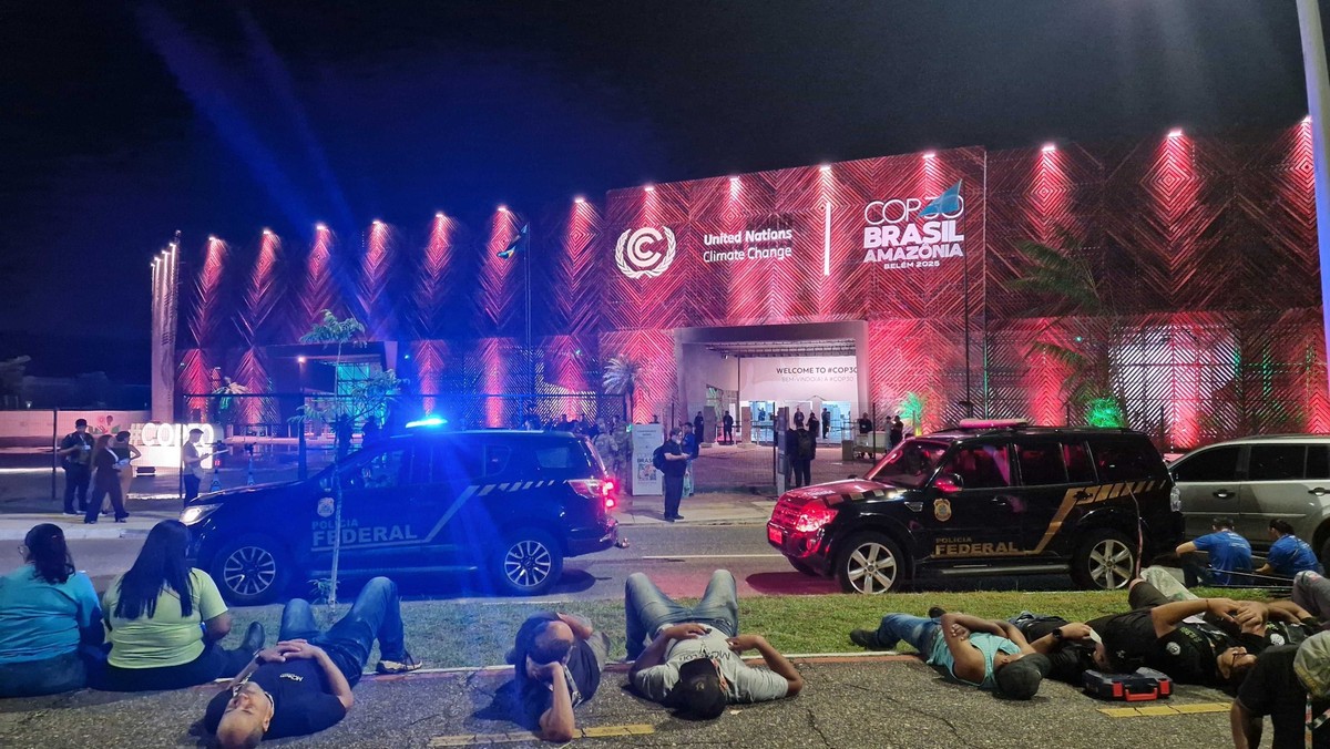 11.11.2025, Brasilien, Belem: Fahrzeuge der Bundespolizei stehen vor dem Veranstaltungsort des UN-Klimagipfels COP30, nachdem Aktivisten dort eingedrungen waren. Foto: Larissa Schwedes/dpa +++ dpa-Bil ...