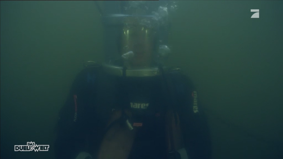 Wigald Boning mit selbstgebauter Taucherglocke in der kalten Ostsee.