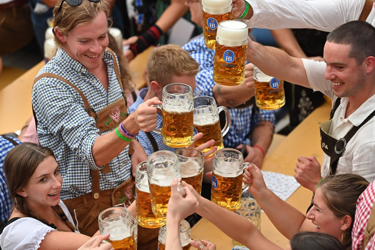 188.Oktoberfest Oktoberfest 2023 am 16.09.2023. Volles Hofbraeu Festzelt . Besucher feiern und prosten sich mit Bierkruegen zu, zuprosten, Stimmung, Bierkonsum, Mass Bier, trinken. Stimmung *** 188 Ok ...