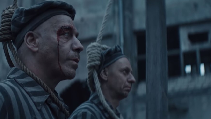 Die umstrittene Szene aus dem "Deutschland"-Video von Rammstein