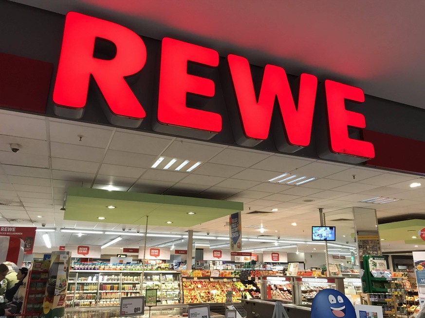 Logo der Supermarkt Kette Rewe an einer Filiale 02.04.2020 *** Logo of the supermarket chain Rewe at a branch 02 04 2020