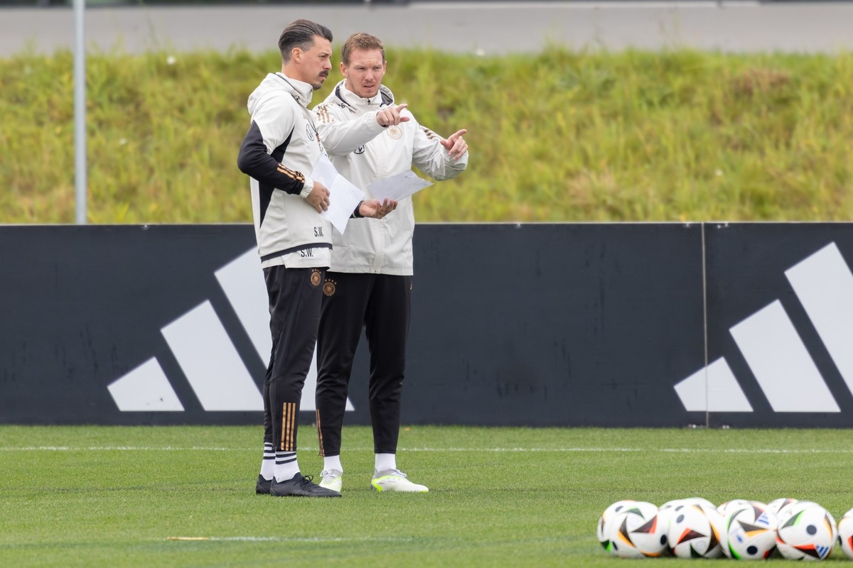 16.11.2023, Hessen, Frankfurt/Main: Fußball: Nationalmannschaft, vor den Länderspielen gegen die Türkei und Österreich, Training. Co-Trainer Sandro Wagner (l) und Bundestrainer Julian Nagelsmann berei ...