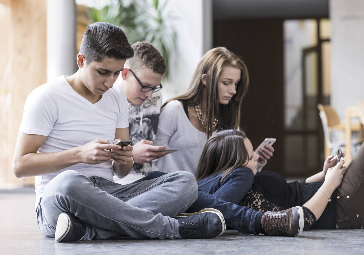 Vier Jugendliche sitzen auf dem Boden und schauen in ihr Smartphone (model-released) Copyright: xMEVx ALLMVMEV125023

four youngsters sit on the Bottom and look in her Smartphone Model released Copyri ...