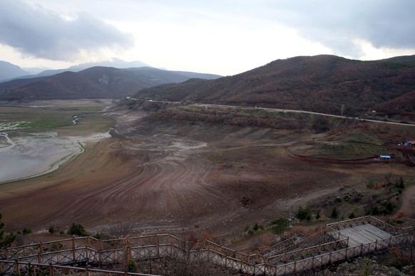 Auch der Wasserstand des Almus-Stausees im türkischen Tokay, der für die Bewässerung in der Landwirtschaft und Stromerzeugung genutzt wird, ist im Vergleich zu den Vorjahren aufgrund einer Dürre erheblich gesunken.