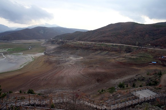 TOKAT, TURKEY - DECEMBER 27: A view of the cracked soil after water level dropped at the Almus Dam Lake in Turkey&#039;s Tokay on December 27, 2021. A group of people placed foreign currencies on the  ...