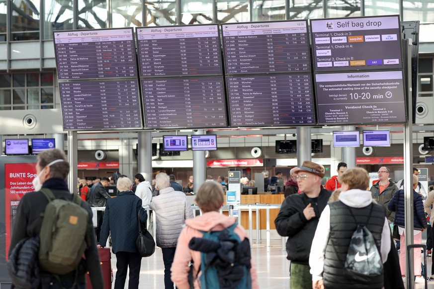 18.10.2022, Hamburg: Auf Anzeigetafeln werden auf dem Flughafen Hamburg Flugausf