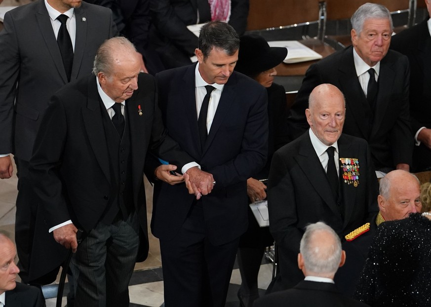 Der ehemalige König von Spanien Juan Carlos (l.) nimmt an der Beerdigung der Queen teil.