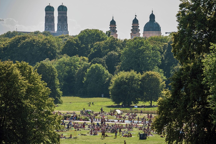 Sommertag im Englischen Garten, Hitzewelle mit Temperaturen ¸ber 30 Grad, Wochenende, M¸nchen, August 2023 Deutschland, M¸nchen, 20. August 2023, Sommertag im Englischen Garten, alle genieﬂen die Sonn ...