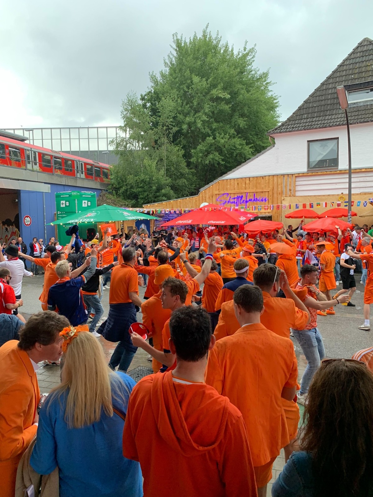 Polnische und niederländische Fans feiern gemeinsam.