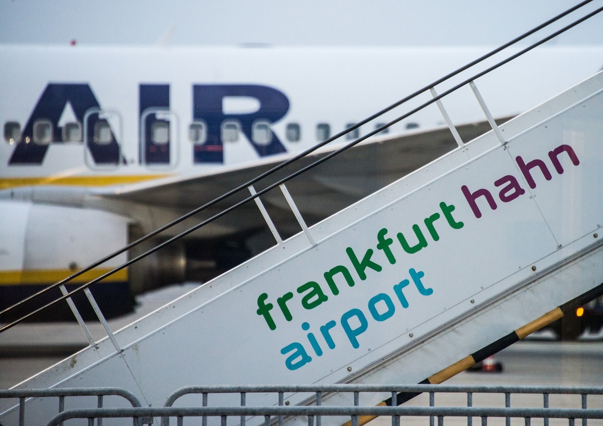 ARCHIV - 13.04.2019, Rheinland-Pfalz, Lautzenhausen: Eine Gangway mit der Aufschrift �frankfurt hahn airport� steht auf dem Rollfeld des Hunsr�ck-Flughafens Hahn. Am 14. September 2023 soll es ein EuG ...